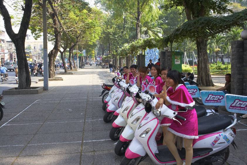 Даже девчонки у них на мопедах )