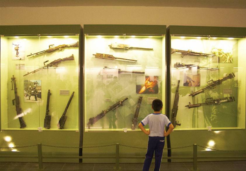 Знакомится с историей своей страны Знакомится с историей своей страны