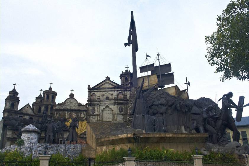 На монументе изображены ключевые события истории страны На монументе изображены ключевые события истории страны