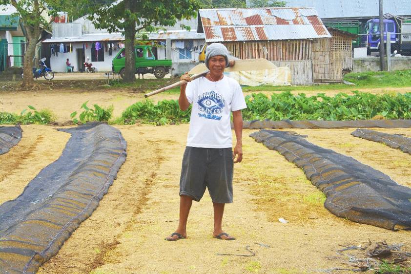 Сам попросил его сфотографировать - любят они это дело )