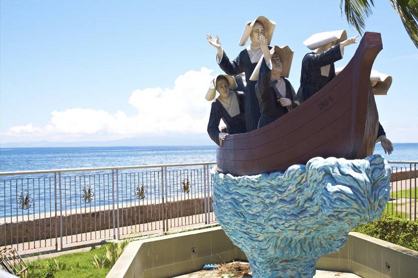 Статуя монашкам - Sisters of St. Paul of Chartres Статуя монашкам - Sisters of St. Paul of Chartres