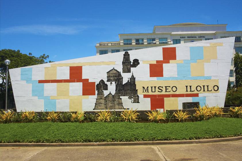 Прикольные у них музеи - внутри не был, но снаружи креативно