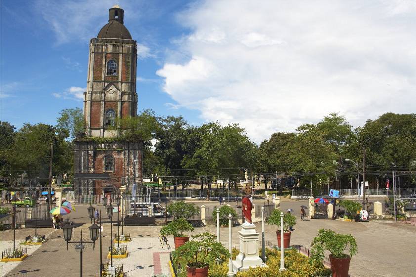 Интересная церквушка напротив Jaro Cathedral