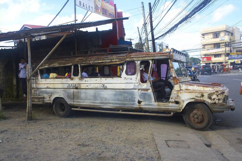 Самый раздолбанный джипни из тех что попадались Самый раздолбанный джипни из тех что попадались