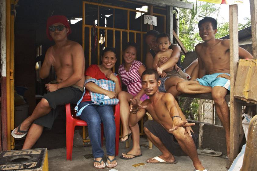 Братья, сестры, жены, дети - все вперемешку у них Братья, сестры, жены, дети - все вперемешку у них