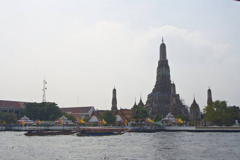 Подплываем к храму Wat Arun Подплываем к храму Wat Arun