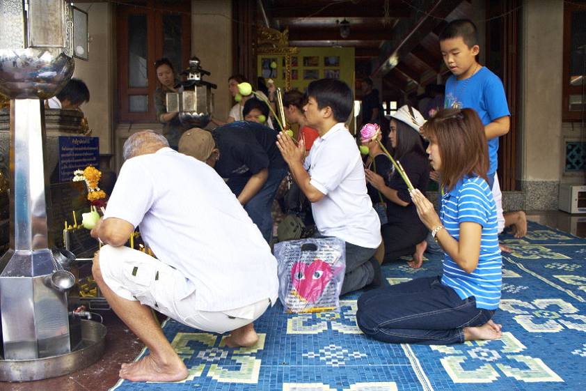 Алтарь сразу у входа в храм Алтарь сразу у входа в храм