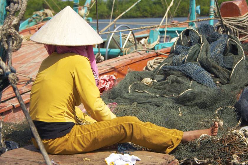 Жена рыбака за работой Жена рыбака за работой