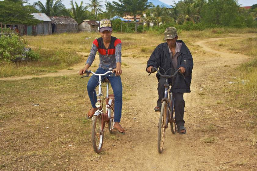 Справа чел очень гламурный ))) Справа чел очень гламурный )))