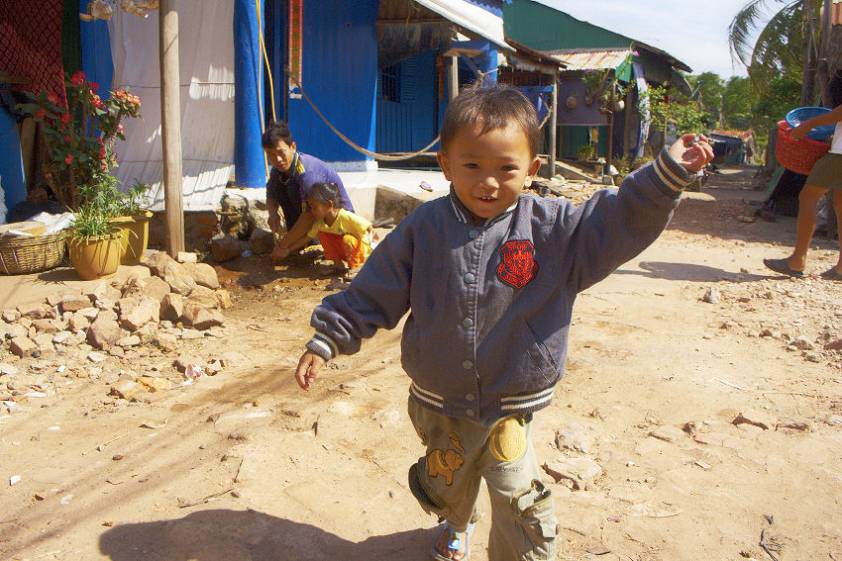 Рыбацкий ребенок приветствует иностранца Рыбацкий ребенок приветствует иностранца