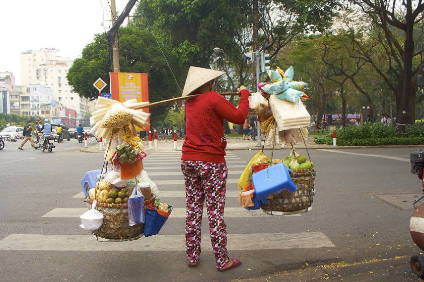 Вот таких женщин с сувенирами здесь тоже полно ) Вот таких женщин с сувенирами здесь тоже полно )