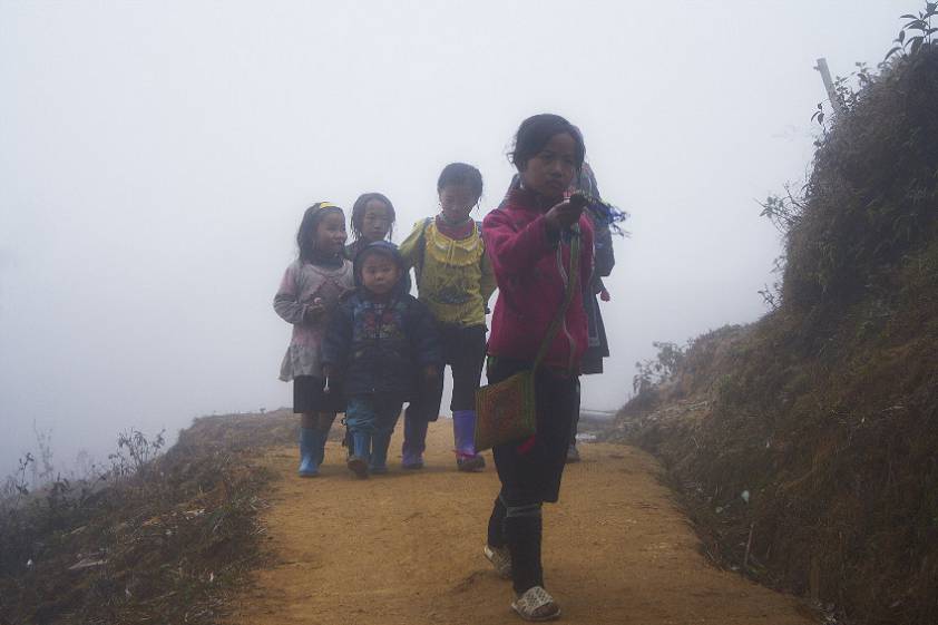 Дети с детства изучают тропы - им тут всю жизнь работать Дети с детства изучают тропы - им тут всю жизнь работать