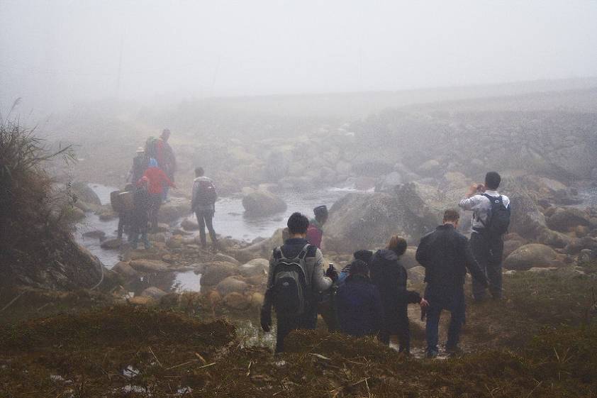 Туристы шагают по скользким тропам... Туристы шагают по скользким тропам...