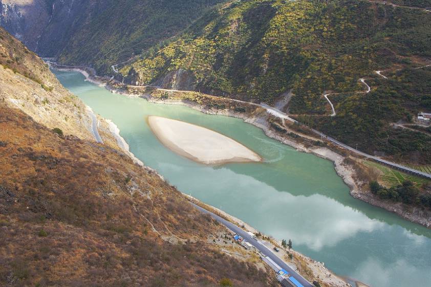 Зеленая река - ваш неизменный спутник по пути Зеленая река - ваш неизменный спутник по пути