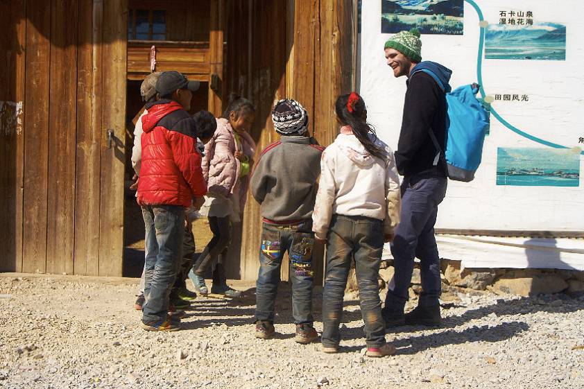 Ищем дорогу обратно, местные дети в роли гидов Ищем дорогу обратно, местные дети в роли гидов