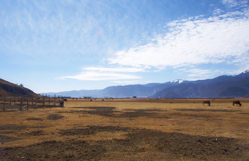 Думаю, пересохшим мне это озеро нравится больше ) Думаю, пересохшим мне это озеро нравится больше )