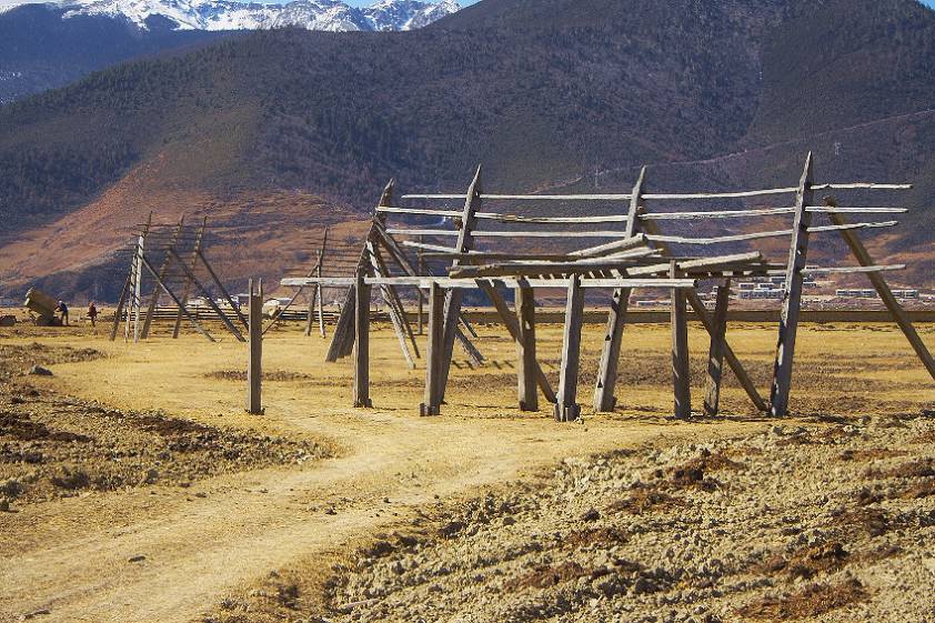 Какие то большие штуковины, видимо, для сушки сена Какие то большие штуковины, видимо, для сушки сена
