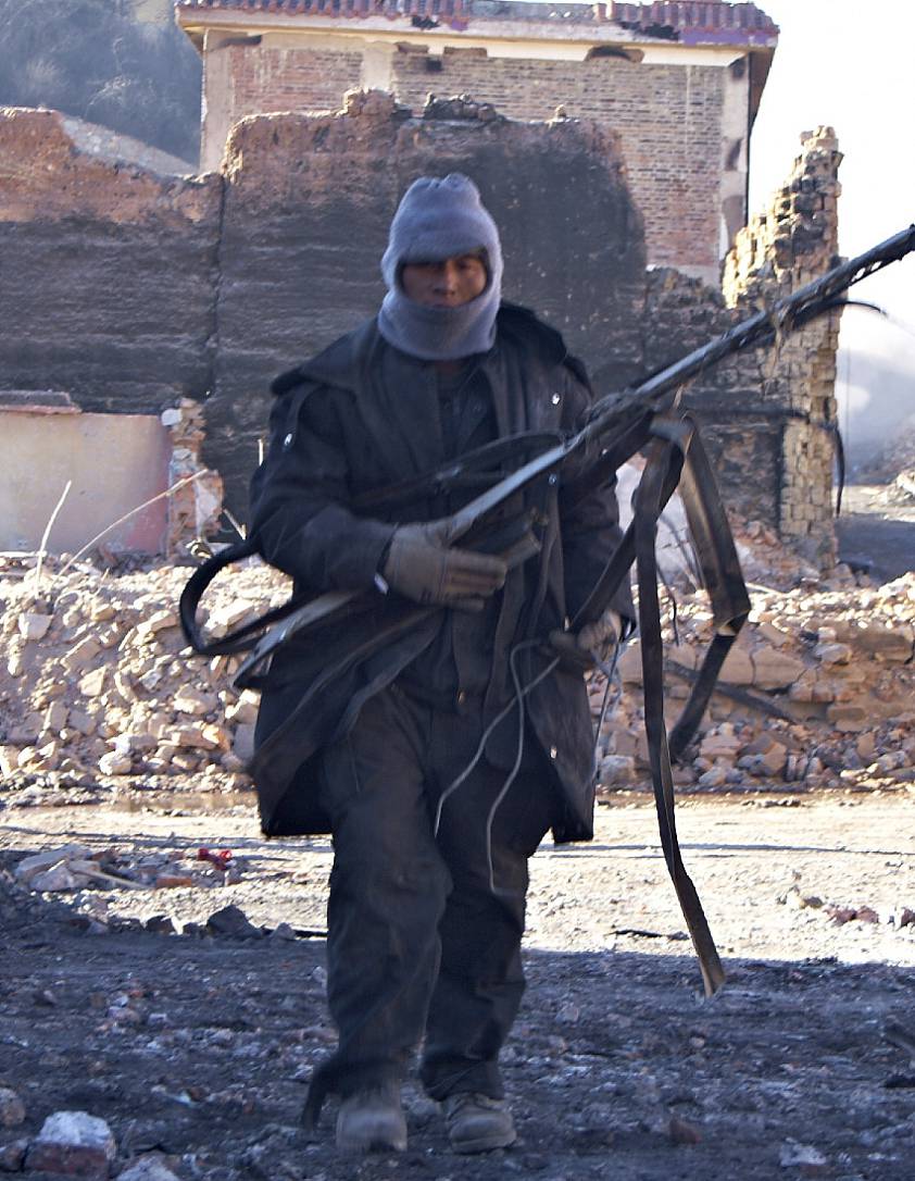 А вот те кто разгребает завалы А вот те кто разгребает завалы