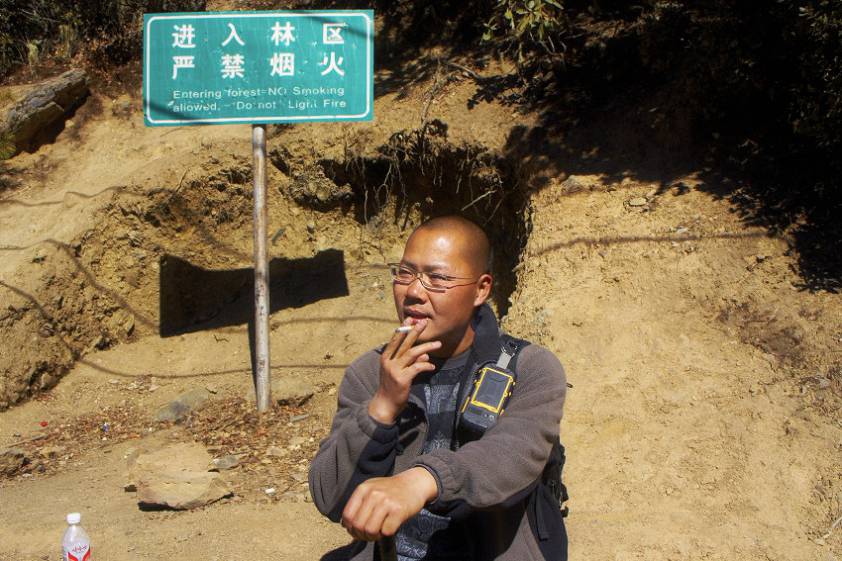 Любят китайцы курить под вывеской "курить нельзя" ))) Любят китайцы курить под вывеской "курить нельзя" )))