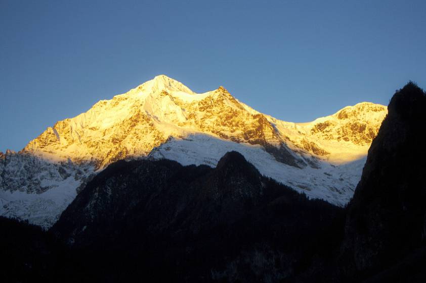 Кстати в 1991 годы местные пытались покорить гору, там и остались навечно Кстати в 1991 годы местные пытались покорить гору, там и остались навечно