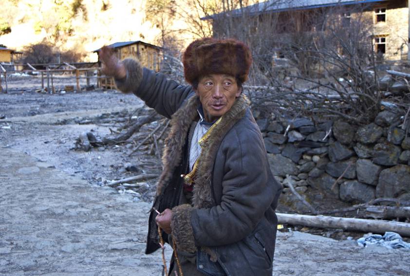 Местный дед, показывает куда нам путь держать Местный дед, показывает куда нам путь держать