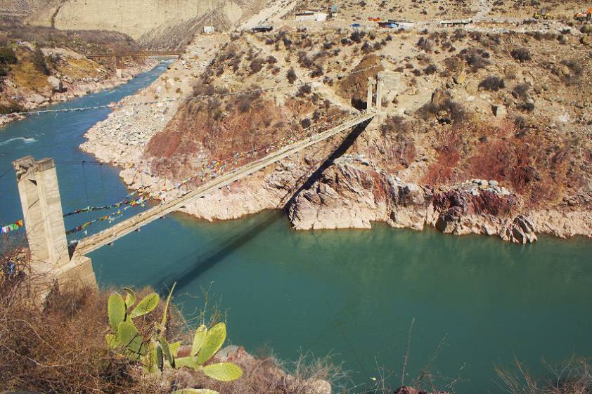 Дорога пролегает через мост, который реально "качает на ветру" ))) Дорога пролегает через мост, который реально "качает на ветру" )))