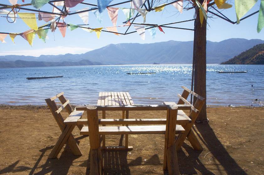 Можно перекусить, любуясь на озеро