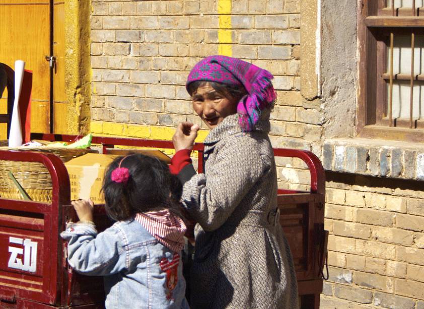 неодобрительно как то смотрит )