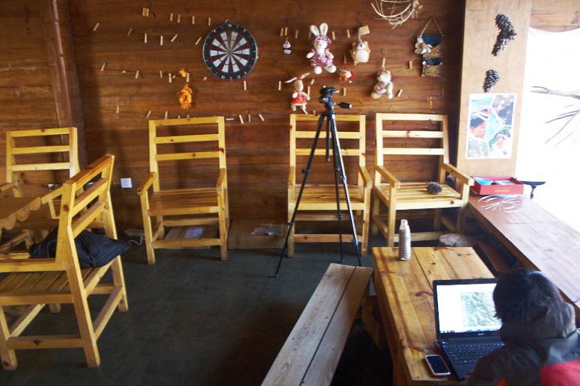 паренек справа планирует трип по Тибету