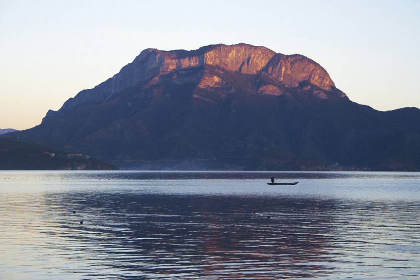 Рассвет на озере Лугу Ху Рассвет на озере Лугу Ху