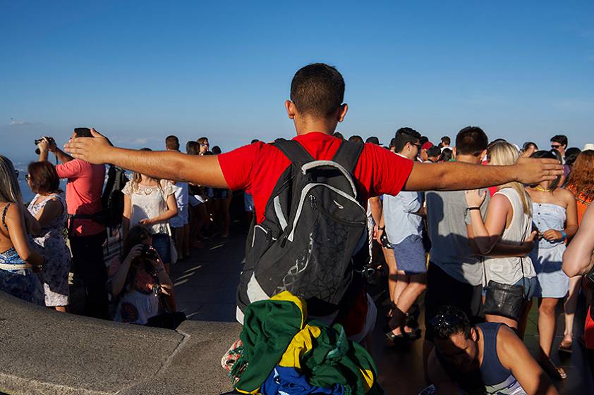 Смешные туристы на популярной на весь мир статуе