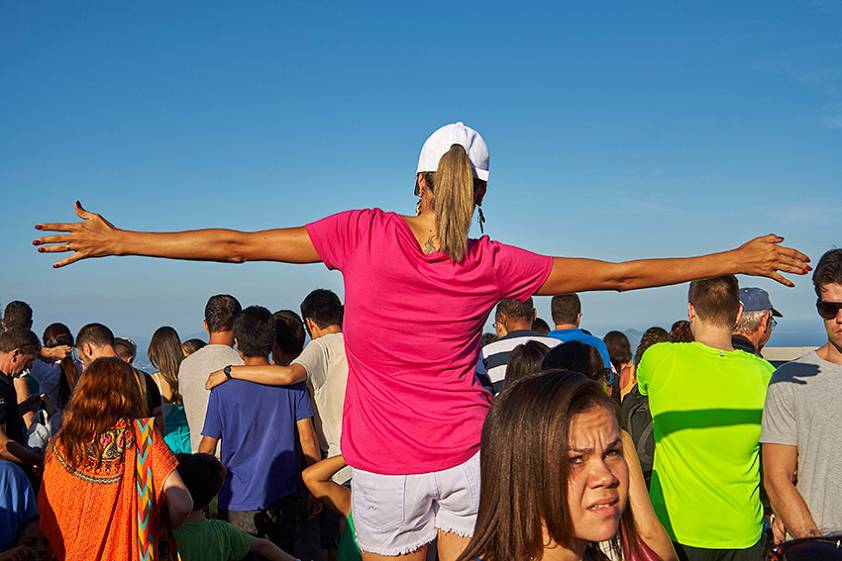 Смешные туристы на популярной на весь мир статуе
