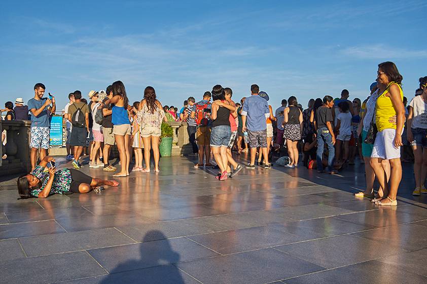 Смешные туристы на популярной на весь мир статуе