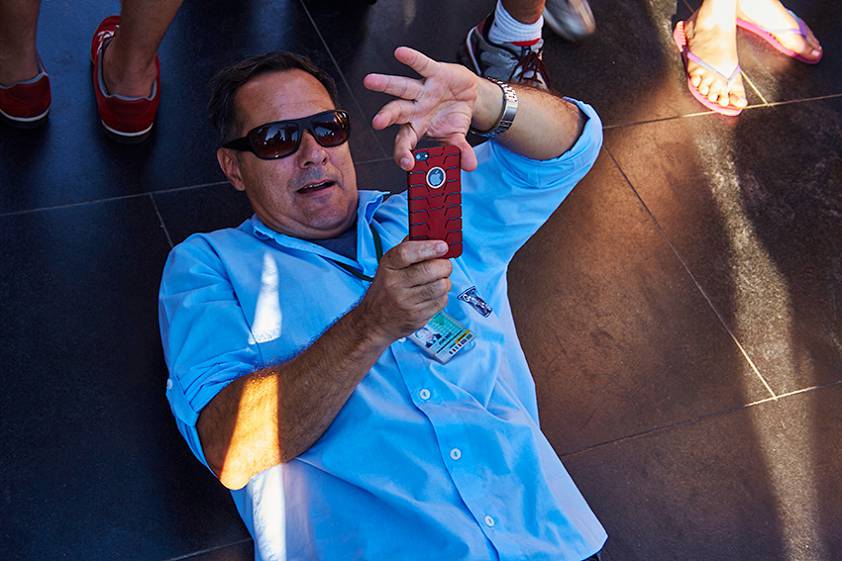 Смешные туристы на популярной на весь мир статуе