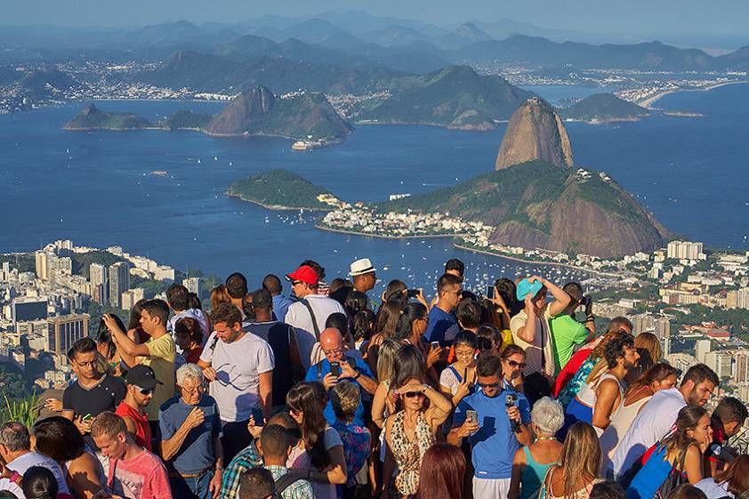 Смешные туристы на популярной на весь мир статуе