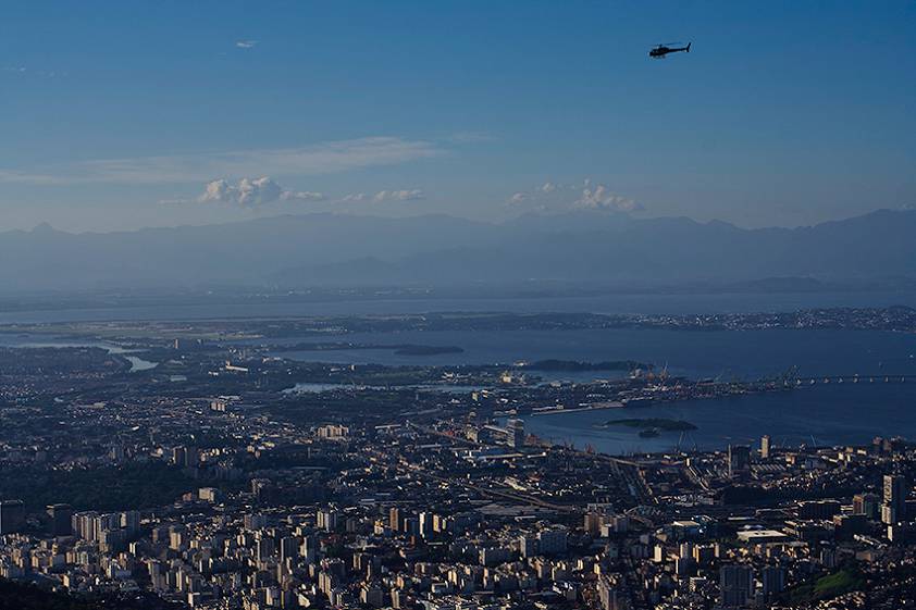 Смешные туристы на популярной на весь мир статуе