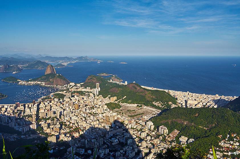 Смешные туристы на популярной на весь мир статуе