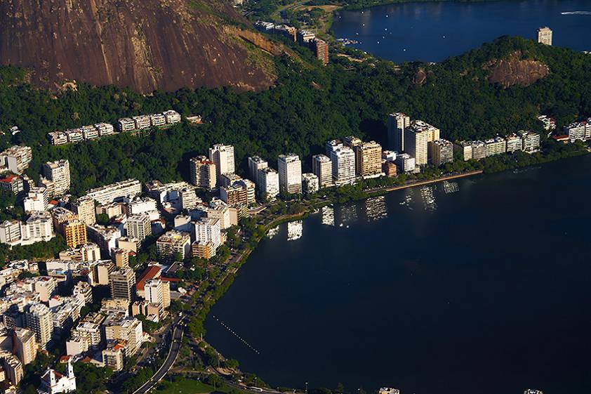 Смешные туристы на популярной на весь мир статуе