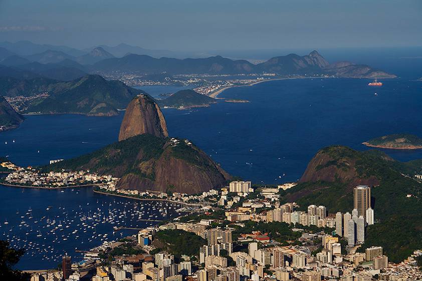 Смешные туристы на популярной на весь мир статуе