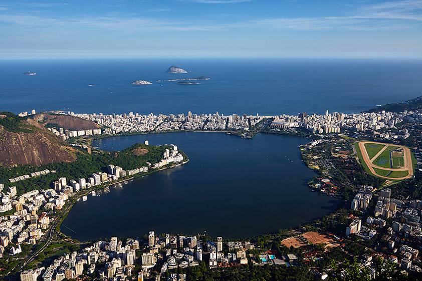 Смешные туристы на популярной на весь мир статуе