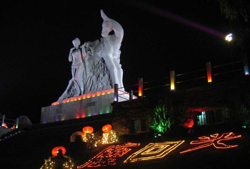 Достопримечательности. Парк олень повернул голову